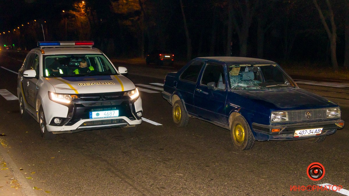 В Днепре на проспекте Хмельницкого Volkswagen сбил мужчину: пострадавшего увезла скорая