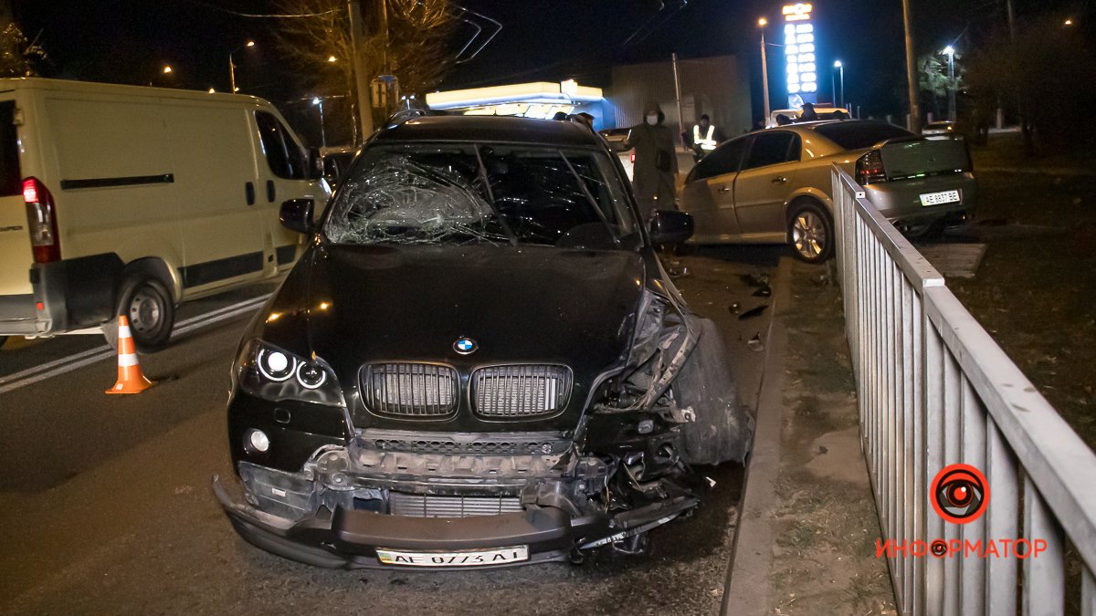 В Днепре на Марии Лисиченко BMW уходил от погони и врезался в Opel: одного человека задержали
