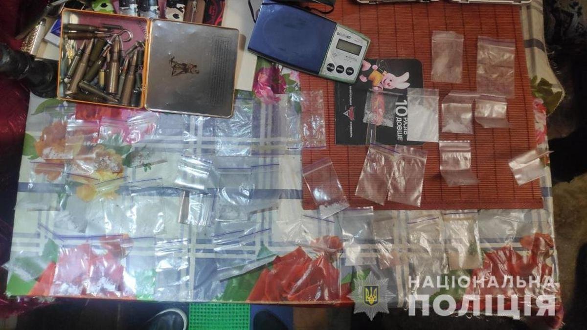 В Днепре полицейские обнаружили в квартире мужчины патроны, метамфетамин и кусты конопли