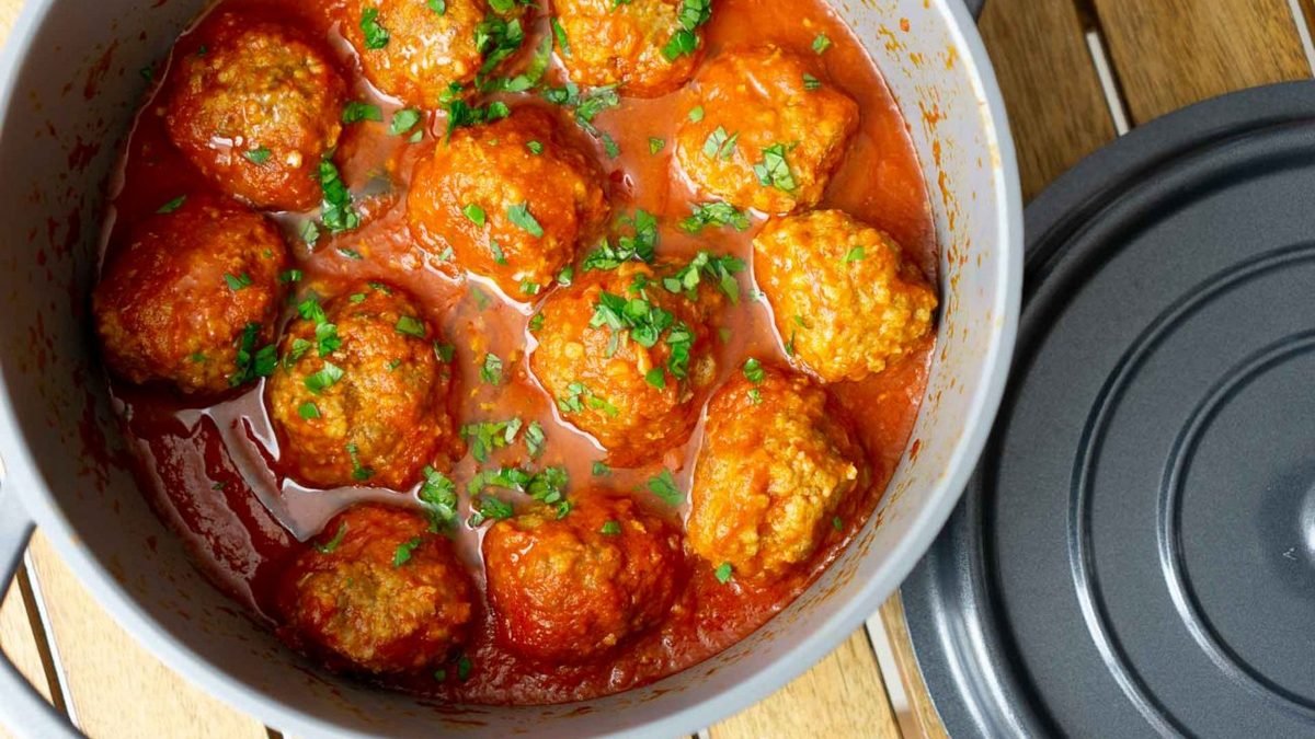 Полезные и вкусные рецепты: как приготовить куриные фрикадельки в томате