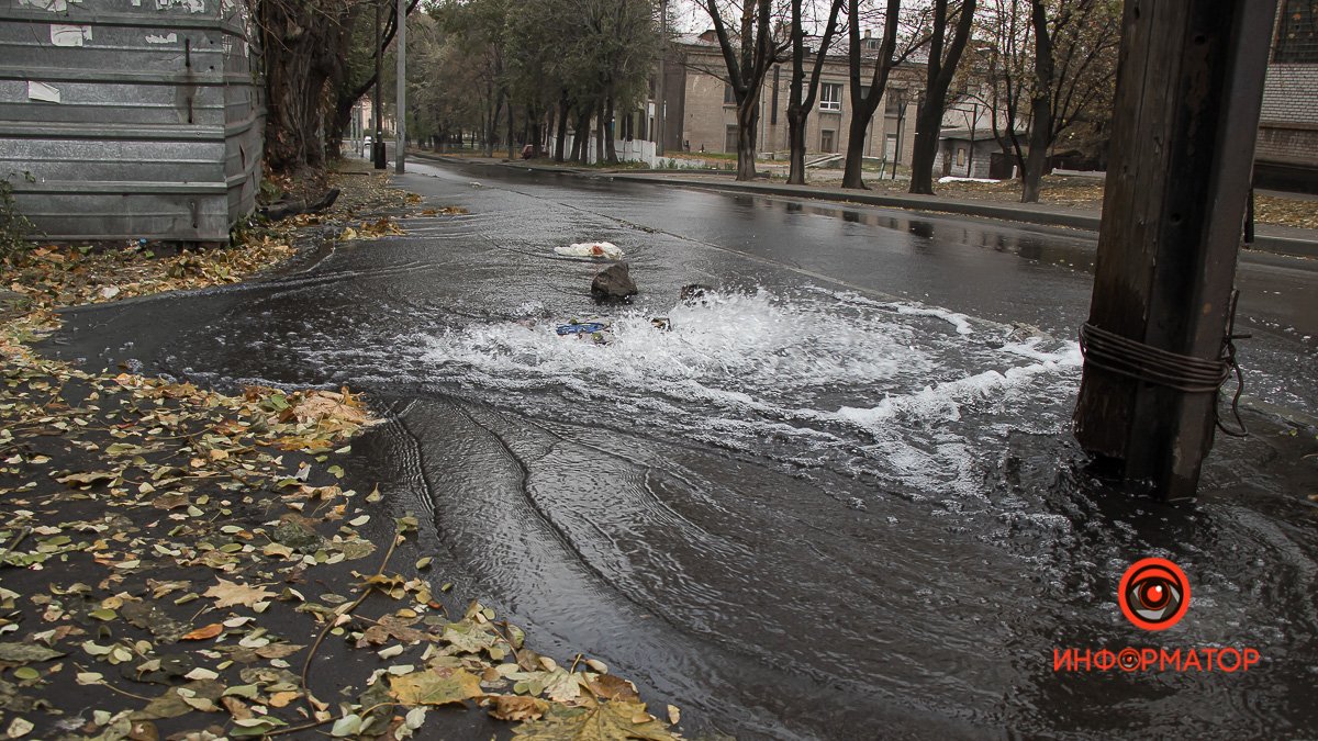 В Днепре на Мичурина уже два дня по дороге течет и замерзает вода