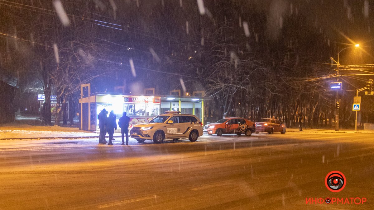 В Днепре на Паникахи компания забросала снежками авто полиции и разбила боди-камеру патрульному