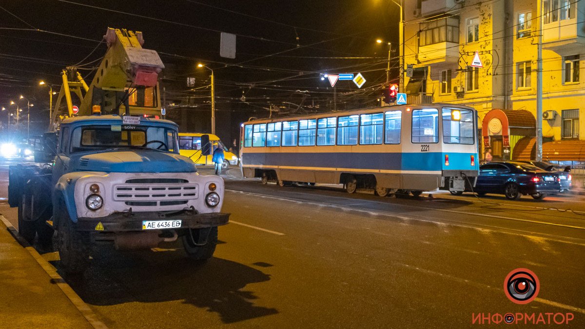 В Днепре на проспекте Пушкина два вагона трамвая сошли с рельсов: видео момента