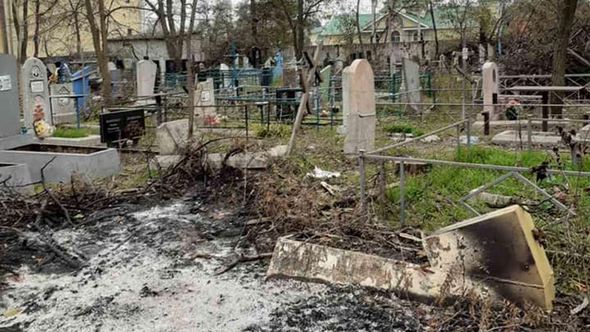 В Днепре на кладбище вырубили деревья, повредили памятники и оставили мусор