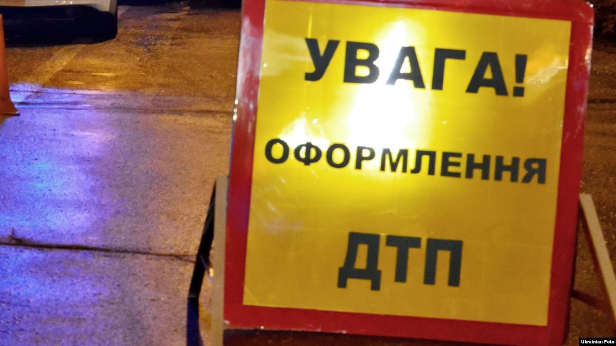 На трассе Днепр-Николаев Mercedes насмерть сбил мужчину: полиция просит опознать погибшего