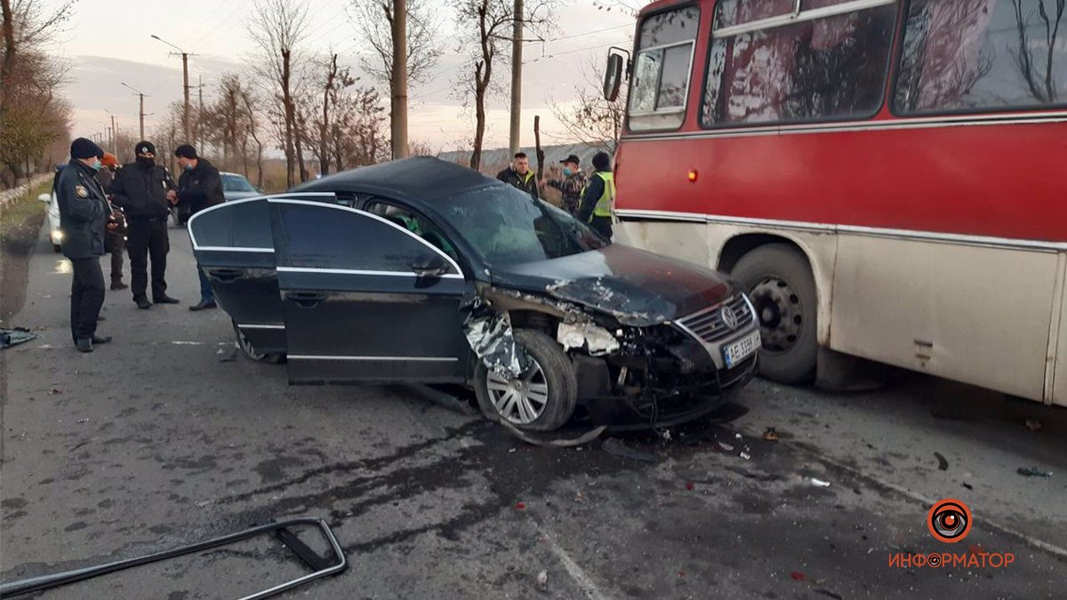 Смертельная авария с автобусом в Кривом Роге: тело пассажира Volkswagen доставали спасатели