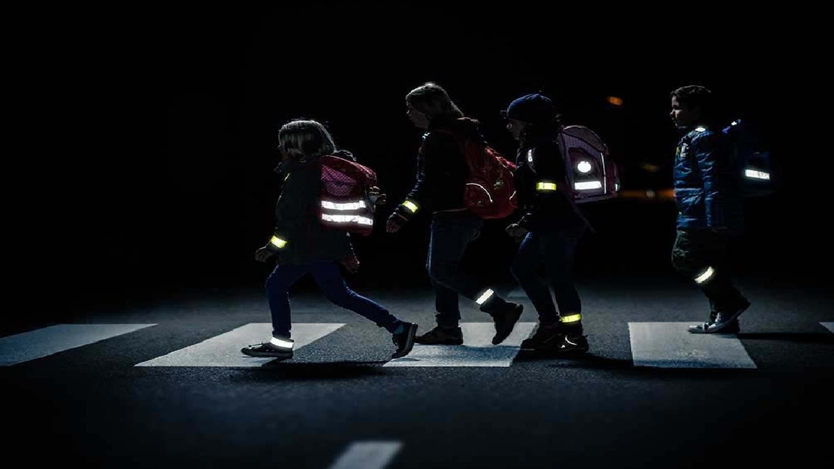 Новые ПДД для пешеходов: где в Днепре купить светоотражающие элементы и что будет, если их не носить