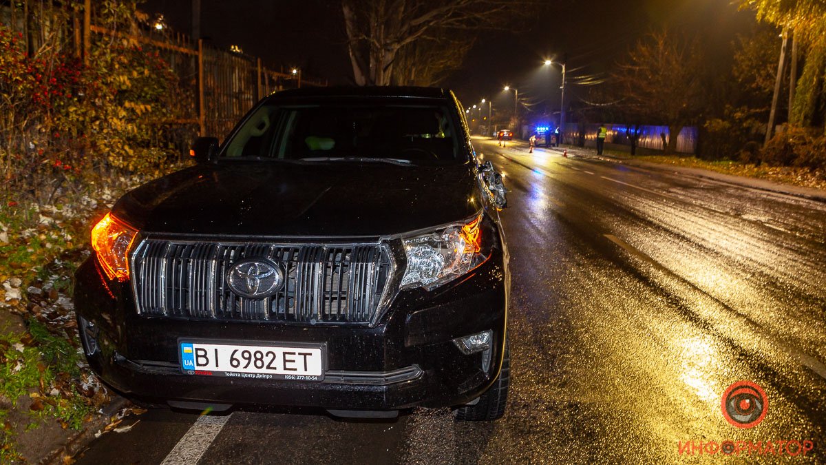 В Днепре на Яснополянской Toyota сбила мужчину: пострадавшего забрала скорая