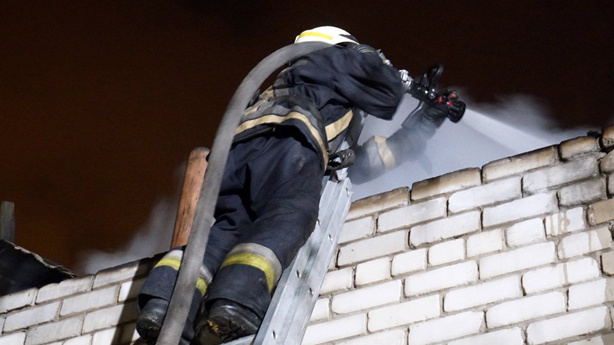 В Днепре на Игрени горел жилой дом: пожар тушили больше часа