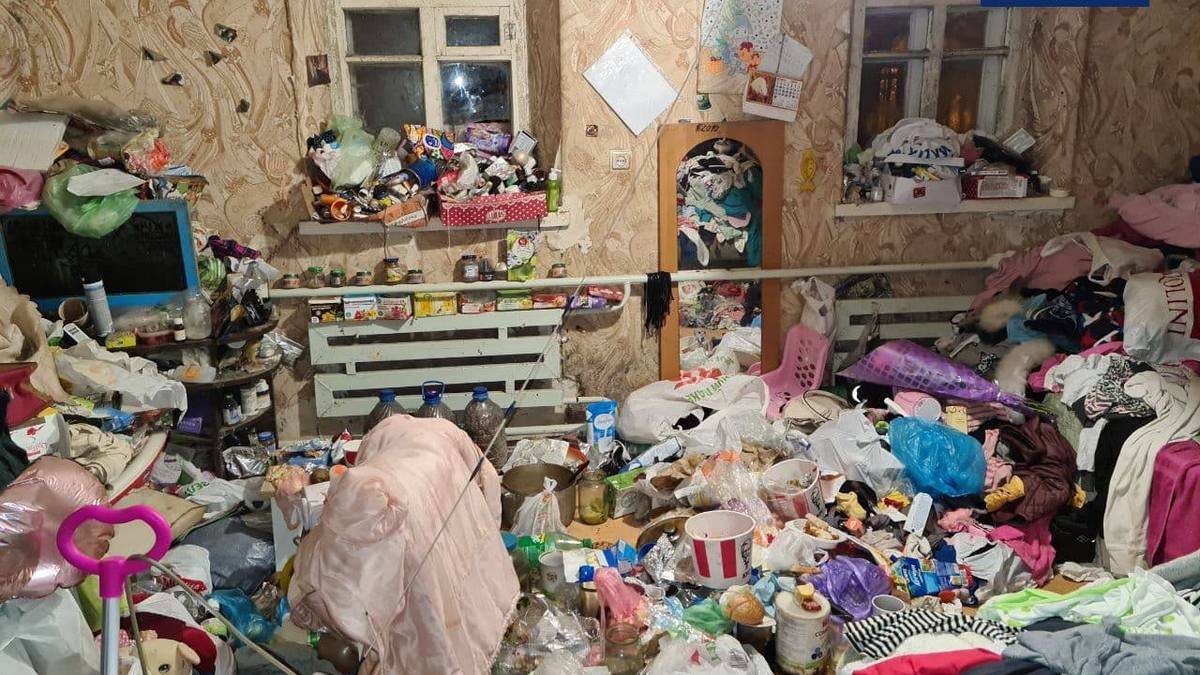 Гнилая еда и горы мусора: в Днепре пятеро детей живут в ужасных условиях