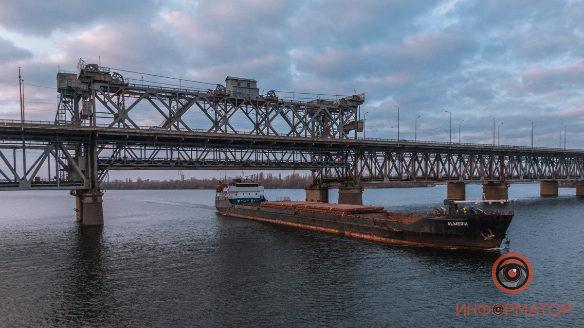 В Днепре подняли Амурский мост, чтобы пропустить очередь барж