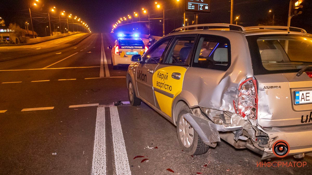 В Днепре на Слобожанском проспекте автомобиль врезался в Chevrolet и чуть не сбил пешехода: водитель скрылся