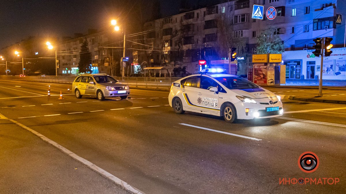 В Днепре на Слобожанском проспекте автомобиль врезался в Chevrolet и чуть не сбил пешехода: видео момента