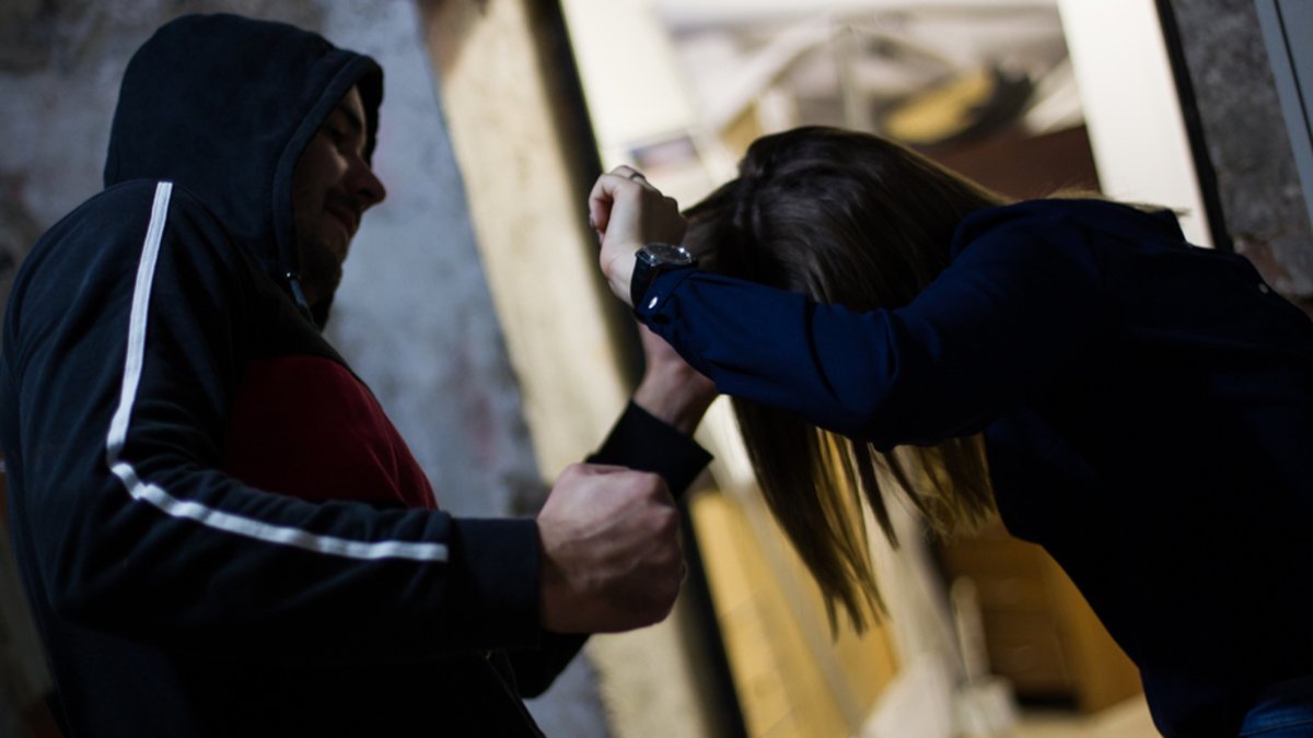 Под Днепром мужчина ограбил 16-летнюю девочку