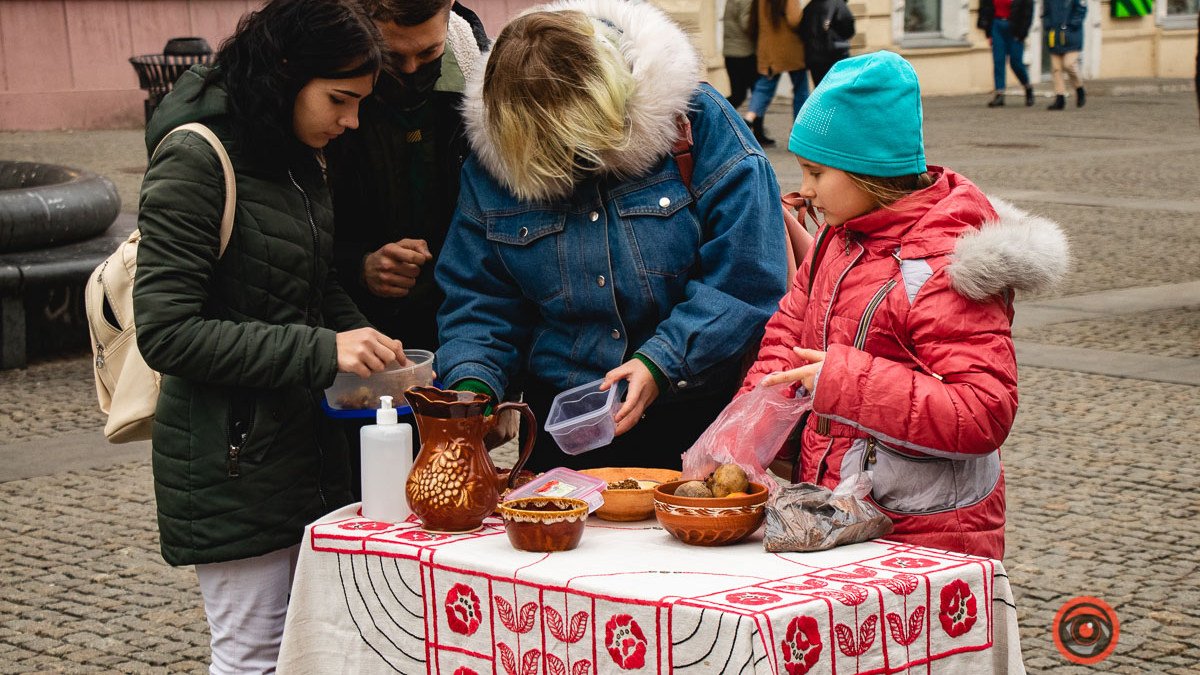 В центре Днепра угощали блюдами, которые приходилось есть украинцам во времена Голодомора
