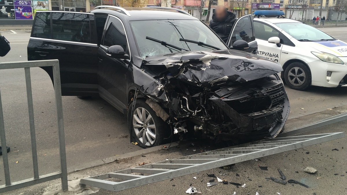 В Днепре на Слобожанском проспекте Volkswagen столкнулся с Honda, вылетел на обочину и снес забор