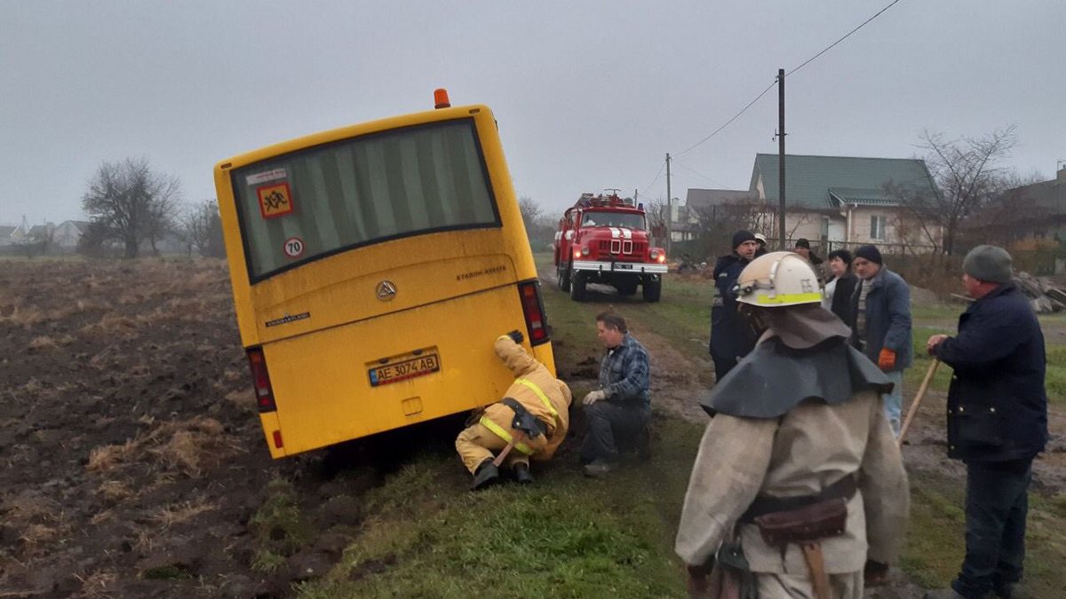 Под Днепром школьный автобус съехал с дороги и застрял в грязи