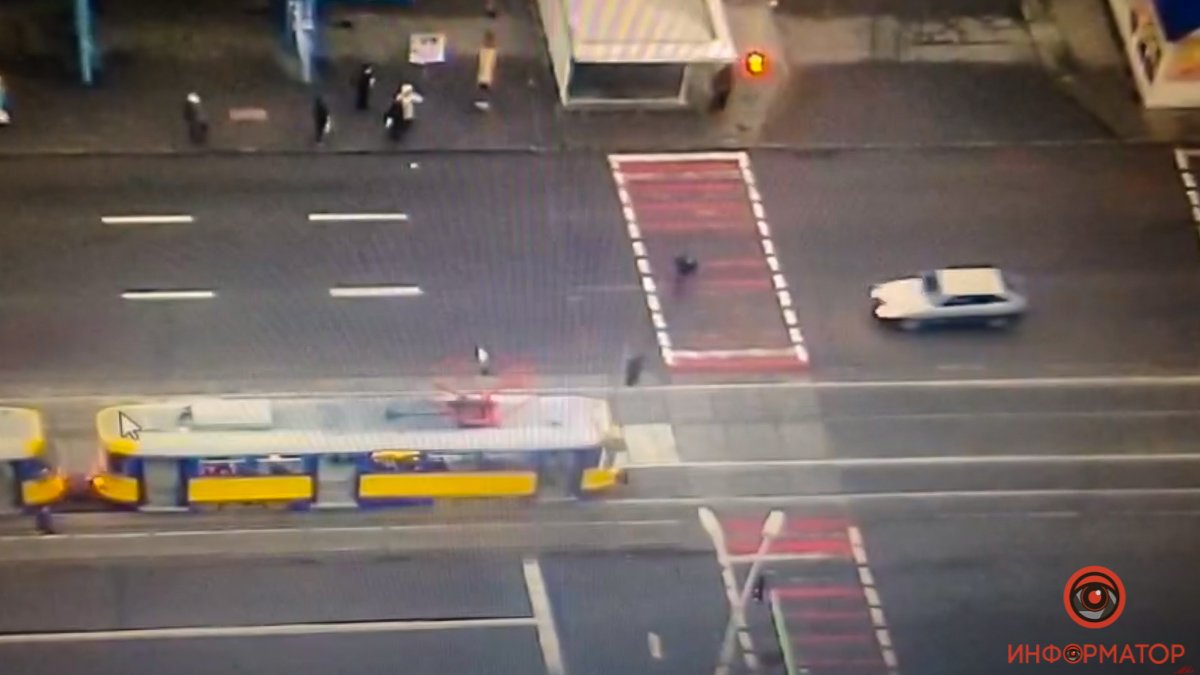 В Днепре на Театральной ВАЗ на пешеходном переходе сбил мужчину: видео момента