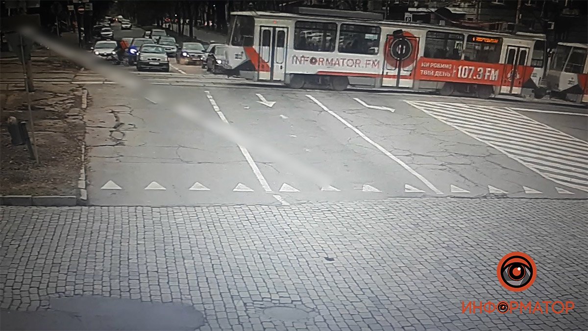 В центре Днепра Renault сбил курьера Raketa: видео момента аварии