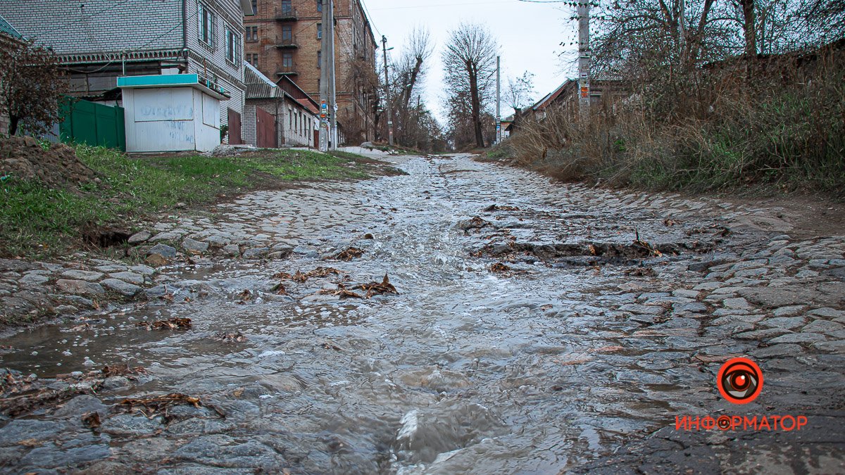 В Днепре на Жебунева случилась авария на водоводе: водой заливает улицу