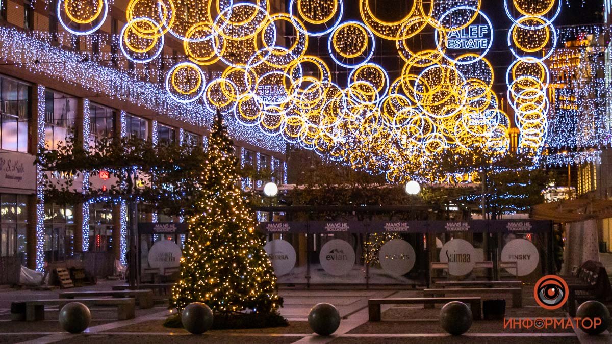 Свято наближається: в Днепре на Екатеринославском бульваре установили новогоднюю елку