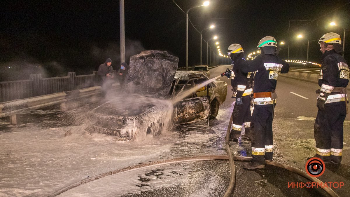 В Днепре на Кайдакском мосту сгорел Opel