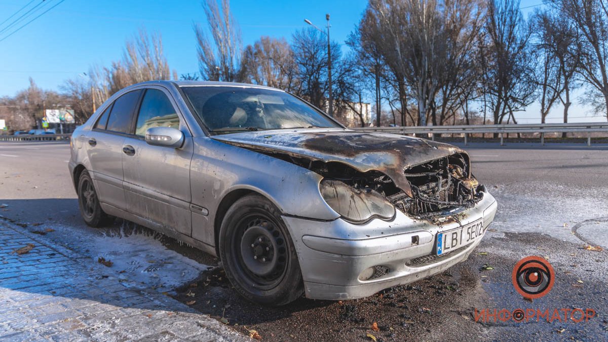 В Днепре на Запорожском шоссе на ходу загорелся Mercedes