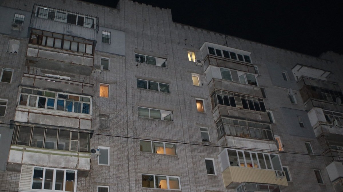 В Днепре на Кожемяки горела квартира на 8-м этаже: женщину забрала скорая