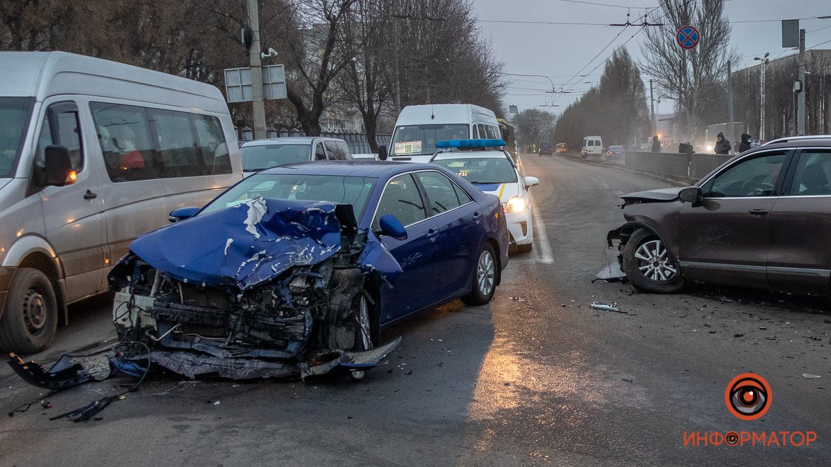 В Днепре возле проходной ЮМЗ столкнулись Volkswagen и Toyota: пострадали 3 человека