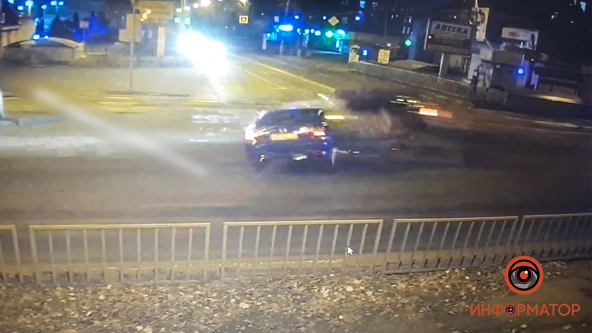 В Днепре на Макарова "лоб в лоб" столкнулись Volkswagen и Toyota: видео момента аварии