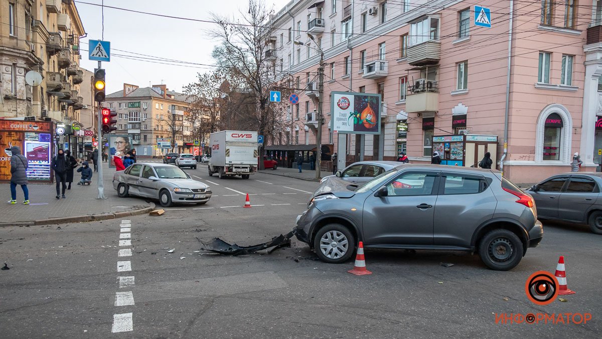 В центре Днепра Opel столкнулся с Nissan и снес женщину на тротуаре: ее забрала скорая