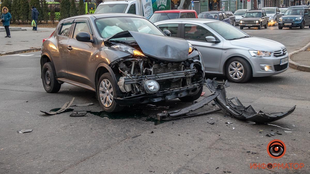 В центре Днепра Opel столкнулся с Nissan и снес женщину на тротуаре: видео момента
