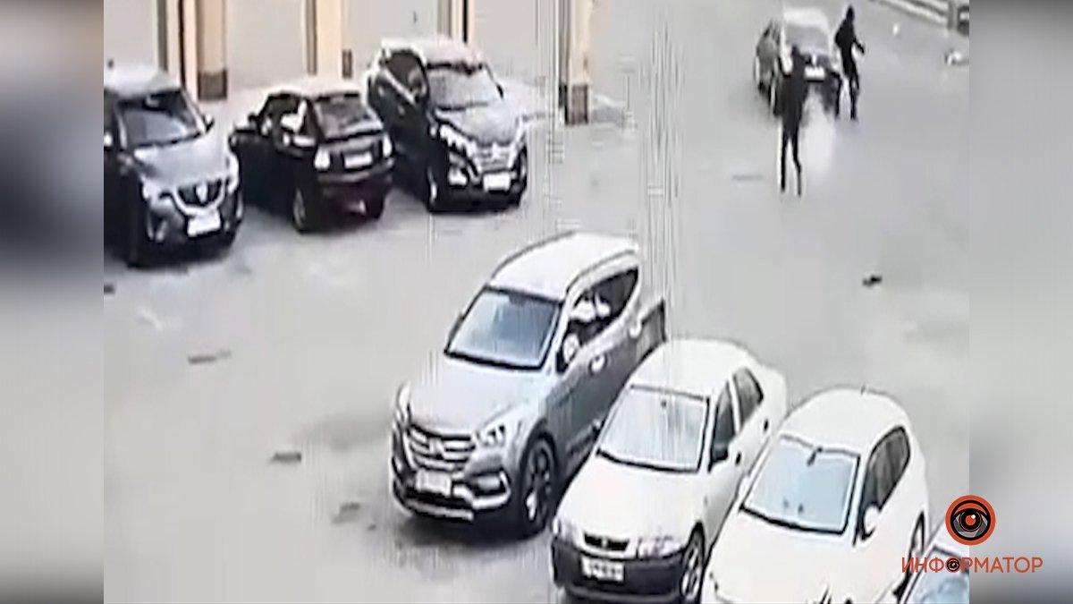 В Днепре на парковке ТЦ "Вавилон" водитель Volkswagen задел парня: появилось видео