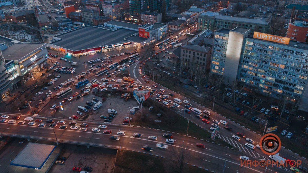 Из-за аварии под Новым мостом центр Днепра застрял в пробках