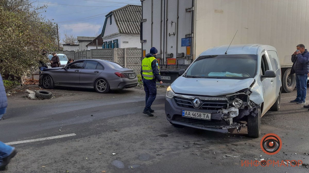 В Днепре на Янтарной столкнулись Renault, Mercedes и Ford: нужна помощь свидетелей