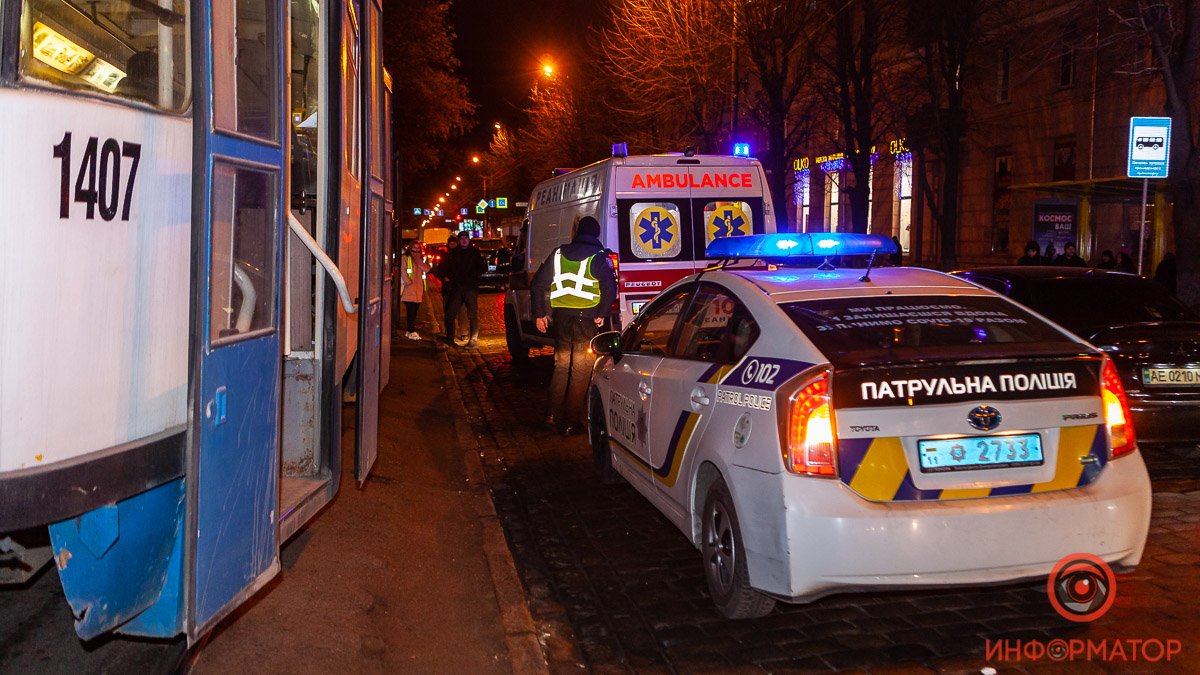 В центре Днепра пьяная девушка с ребенком переходила дорогу и врезалась в трамвай: обоих забрала скорая