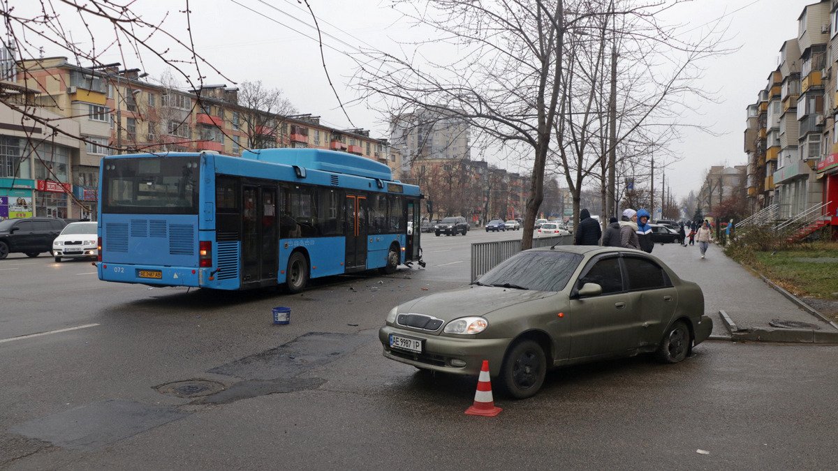 В Днепре на Слобожанском проспекте Daewoo столкнулся с автобусом, снес ограждение и стал поперек дороги