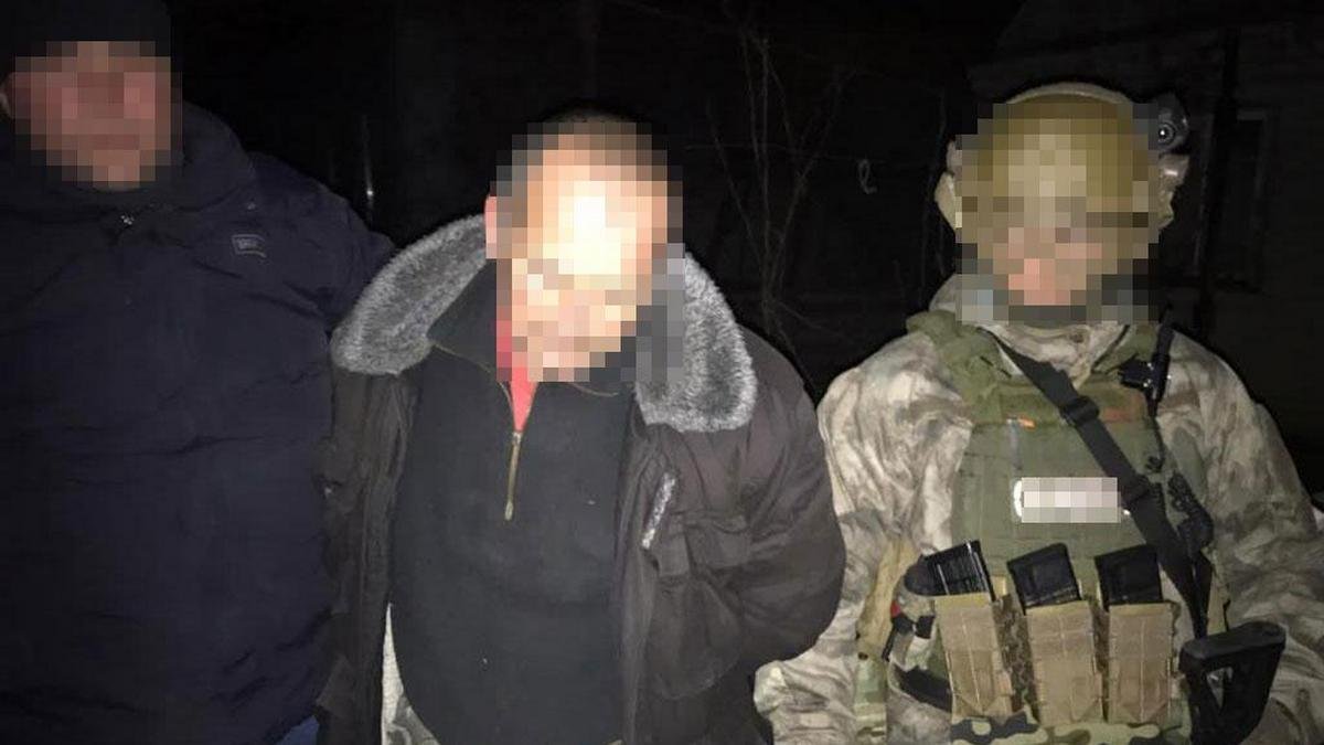 Под Днепром мужчина угрожал подорвать себя гранатой на глазах у дочери: на место вызвали КОРД