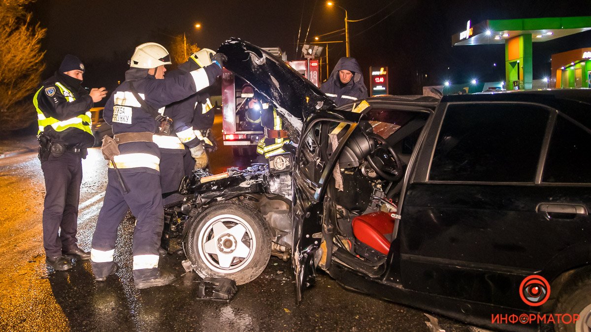 В Днепре на Петра Быкова BMW въехал в столб и развернулся: пострадала девушка