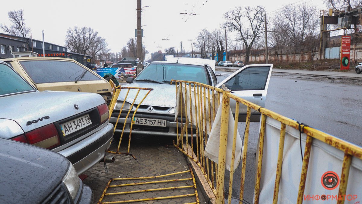 В Днепре на проспекте Хмельницкого Daewoo въехал в Renault: сломанным забором задело три припаркованные машины