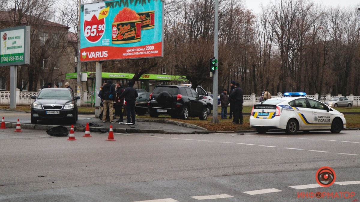 В Днепре на Поля из-за столкновения с Toyota, Skoda отбросило в девушку на тротуаре