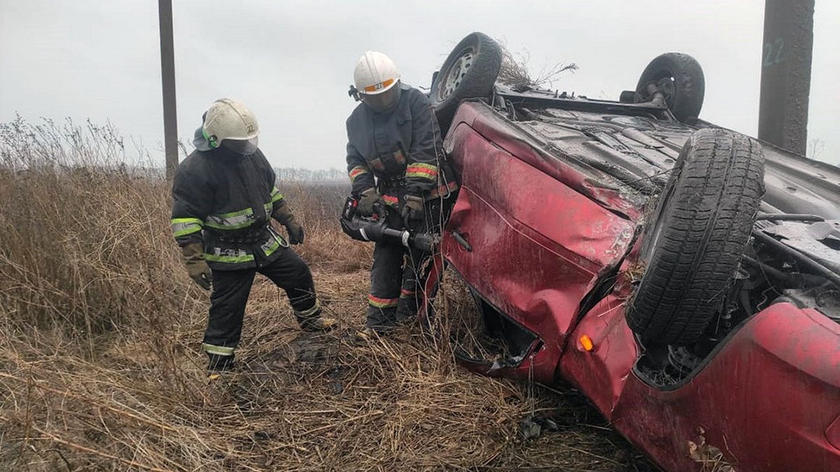 Недалеко от Днепра перевернулся ВАЗ: спасатели вырезали труп мужчины