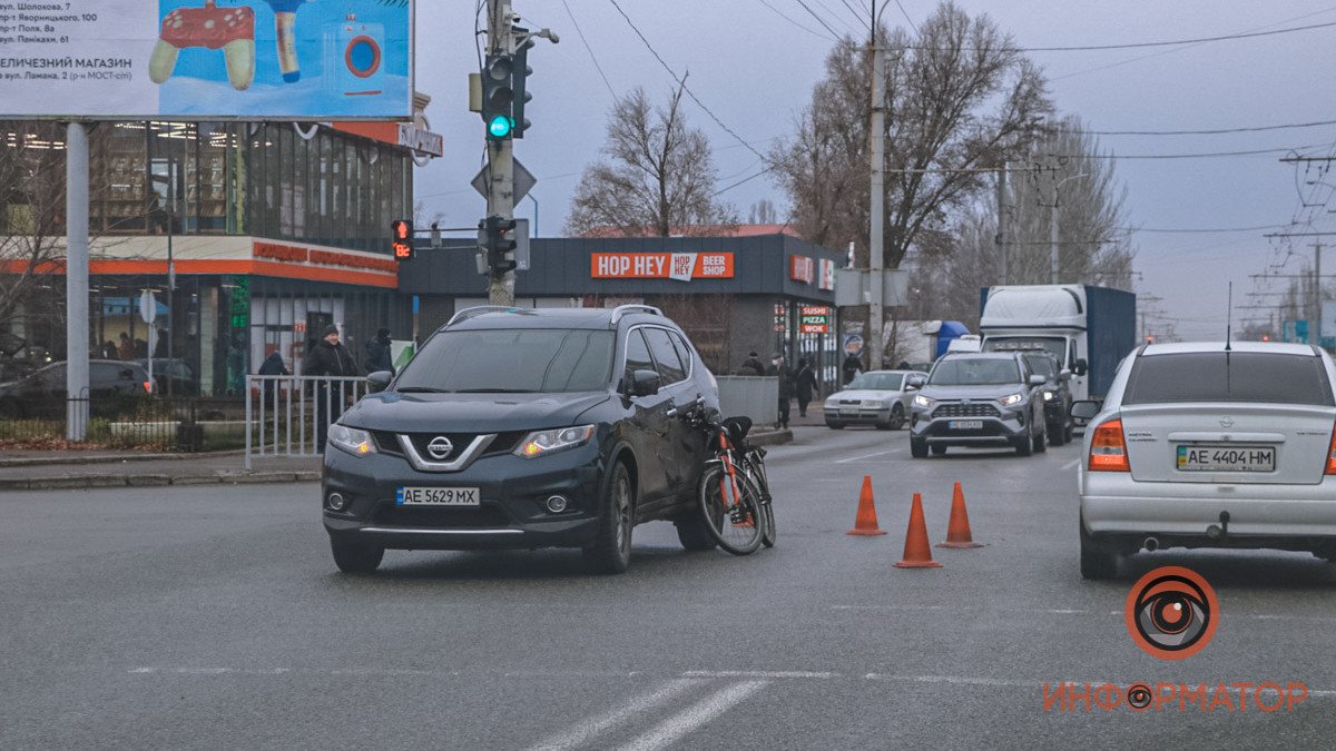 В Днепре на Образцова велосипедист въехал в Nissan: мужчину увезла скорая