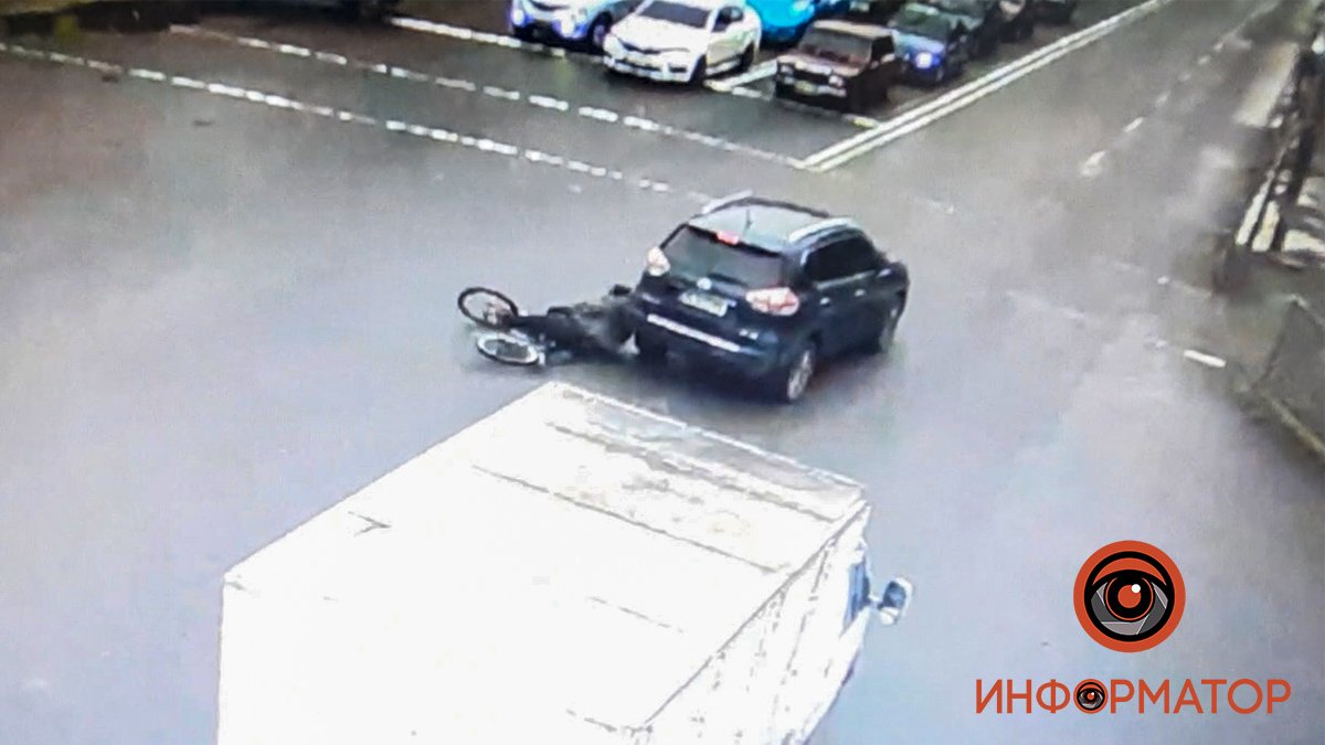 В Днепре на Калиновой велосипедист въехал в Nissan: появилось видео