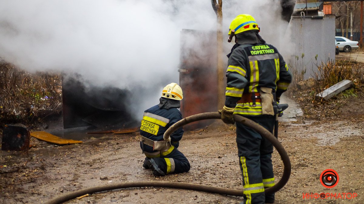 В Днепре на Караваева спасатели больше часа тушили пожар в гараже: мужчину с ожогами забрала скорая