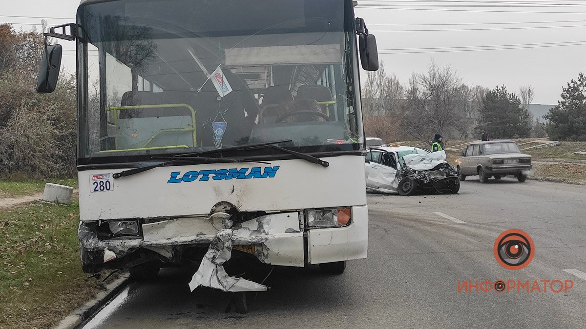 В Днепре на улице 20-летия Победы лоб в лоб столкнулись Volkswagen и автобус №35: пострадала женщина
