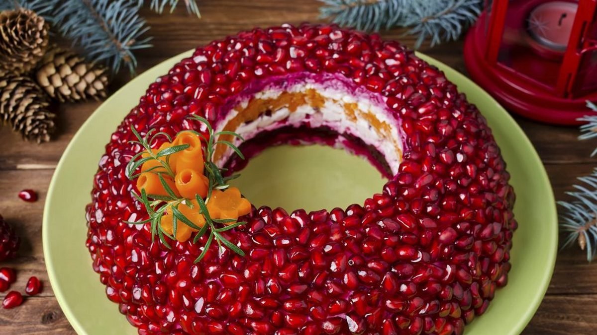 Простые и праздничные рецепты: как приготовить салат "Гранатовый браслет" к новогоднему столу