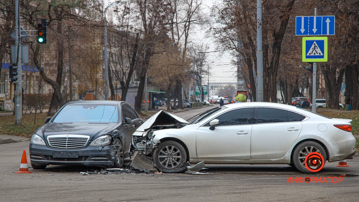 В Днепре на Антоновича столкнулись Mercedes и Mazda: образовалась пробка