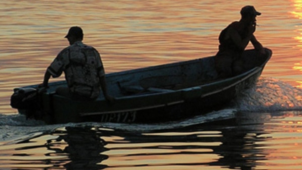 В Днепре ночью у рыбаков сломалась лодка и они застряли посреди реки