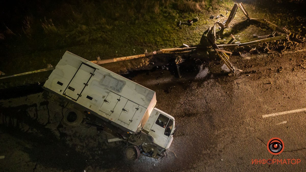 В Днепре на Полтавском Шоссе грузовик MAN снес ограждение и перевернулся